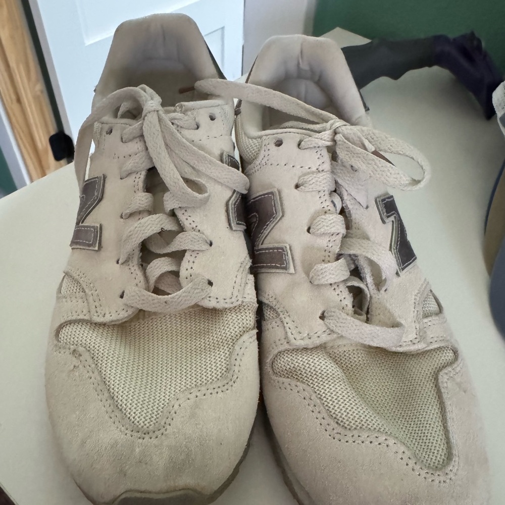 New Balance 520 Neutral Beige Classic Cream Rose gold metallic Sneakers